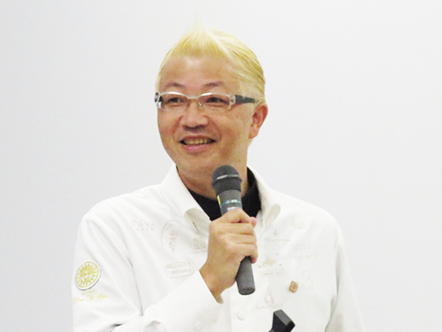 認定スイーツの総評を述べる辻口博啓氏