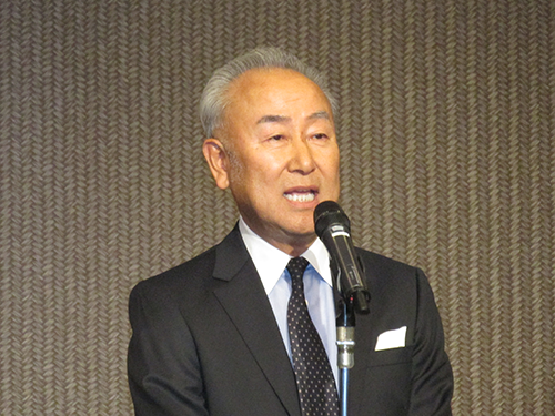 懇親会の冒頭であいさつするスクロール３６０の堀田守会長