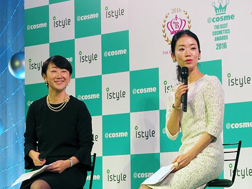 トークセッションに登壇した山田メユミ取締役兼ＣＣＯ（左）と、美容コーディネーターの弓家田みずほ氏