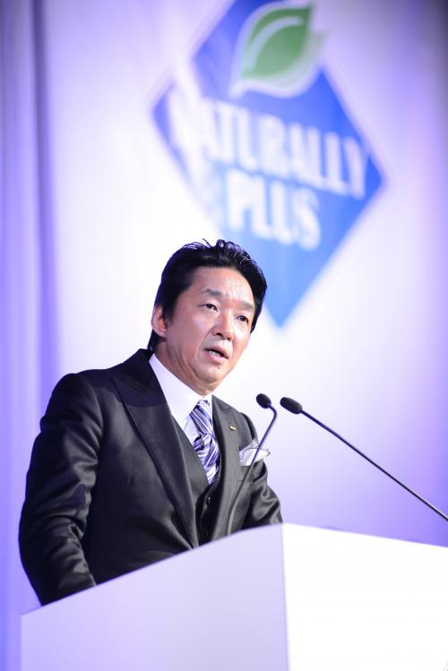 あいさつする名越隆昭社長