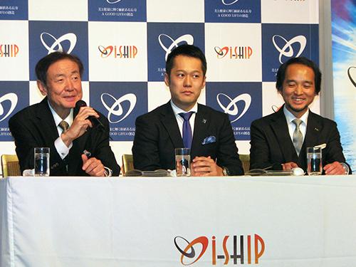 アイシップの方針発表の様子（左から）東洋発酵のＣＥＯも務める木村会長と、東洋発酵の木村浩専務、アイシップの飯田取締役
