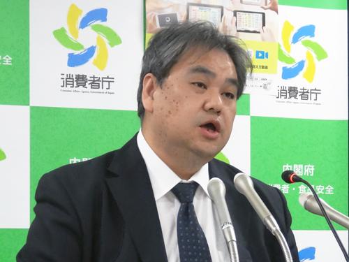 記者会見で説明する消費者庁表示対策課・大元慎二課長