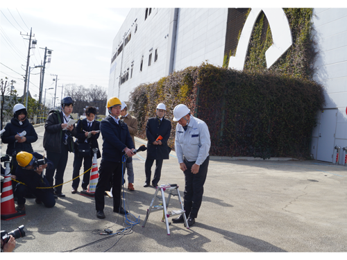 報道陣を前に謝罪の言葉を述べ、サービスの早期復興を宣言した岩田社長（写真右端）