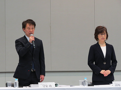 １３日の会見に立った南場智子会長（写真右）と守安功社長