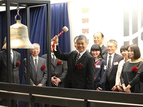 上場セレモニーで打鐘するほぼ日の糸井重里社長（中央）