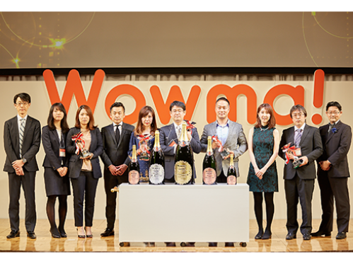 総合賞の受賞店舗とKCFの八津川博史社長（右端）、ＫＤＤＩの勝木明彦ライフデザイン副事業本部長（左端）