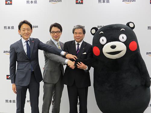 調印式後、左から前田宏消費財事業統括本部長、ジャスパー・チャン社長、蒲島郁夫熊本県知事、くまモン