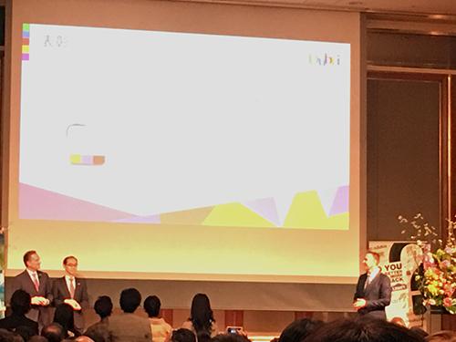 野萩裕弘GM（左から２番目）とマイケル・ハンセン（同右）