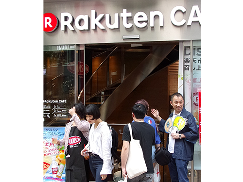 楽天カフェ店頭に立つ中江稔浩社長