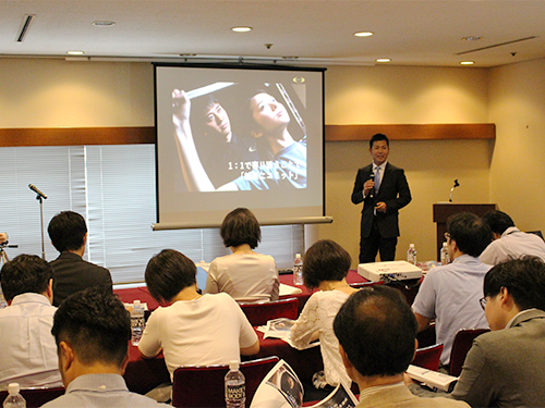 法人向け事業を説明するRIZAPグループの瀬戸健社長