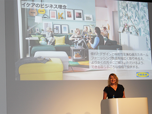 ネット通販の売り上げは順調に推移している（登壇するライス社長）