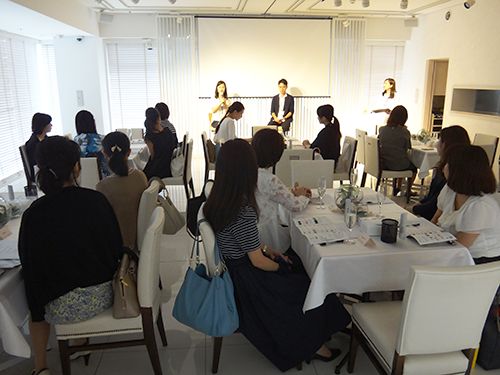 「ディセンシーエッセンス」の商品説明会の様子