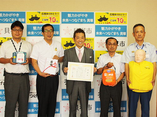 贈呈式で感謝状を受け取る小笹会長（左から３番目）
