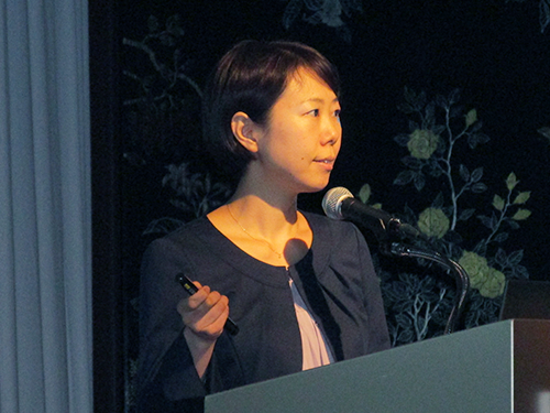 商品説明会で新製品の特徴を説明するファンケル総合研究所美容科学グループの古元香津代氏