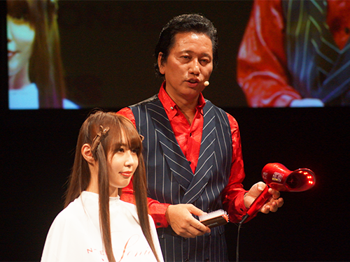 「N-LED　sonic」について説明する津村社長