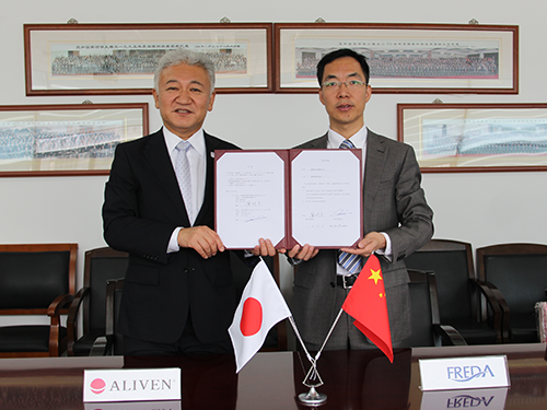 業務提携発表が行われた（写真左＝大井康之社長）