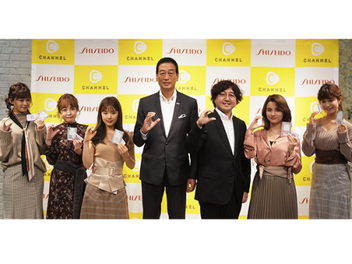 資生堂・魚谷雅彦社長（写真から４人目）とＥＣチャンネルの森川社長（同５人目）がインフルエンサーとともに商品発表