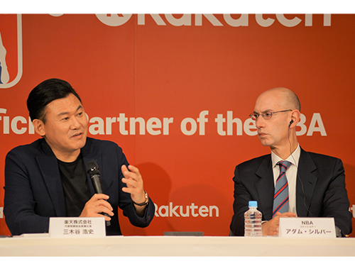 三木谷浩史社長（左）とNBAコミッショナー、アダム・シルバー氏