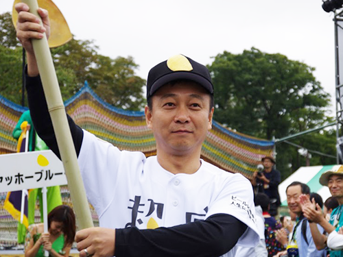 あいさつする井手直行社長