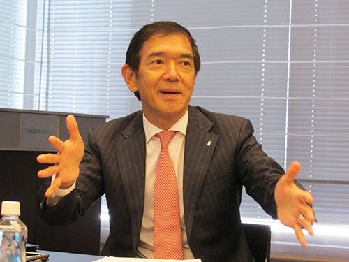 アナリスト向け中計説明会終了後、報道陣の取材に応じる千趣会の星野裕幸社長