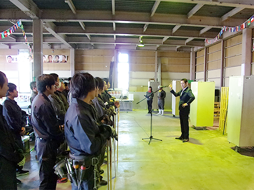 コンテスト出場者を激励する佐々木社長（写真右）