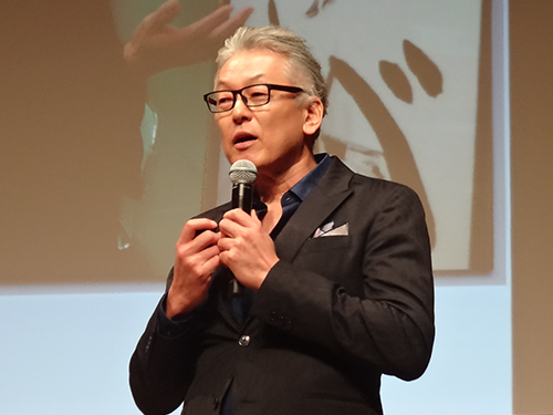 あいさつする西山啓道社長