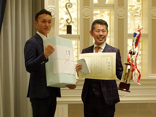 主宰の下田社長（写真左）と優勝した加藤社長