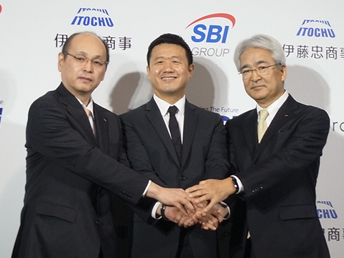 （写真左から）KDDIの森田圭執行役員、インアゴーラの翁永飆社長、伊藤忠商事の鈴木喜久専務
