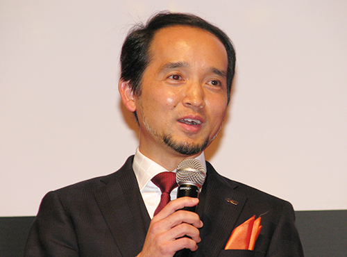 あいさつする飯田峰晴社長