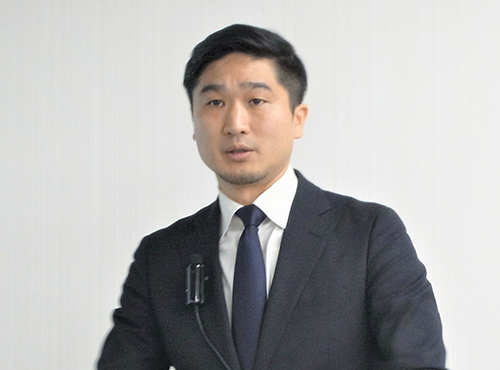 事業説明を行う樋口敦士社長