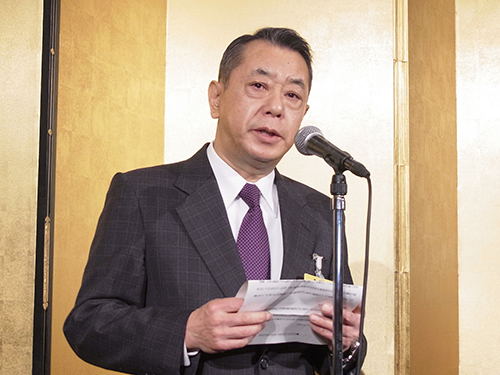東京地区の新年賀詞交歓会であいさつする、JADMAの阿部嘉文会長（東京・大手町のホテルオークラで）
