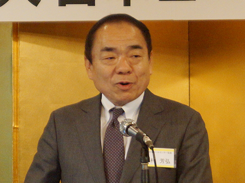 あいさつする下村芳弘会長