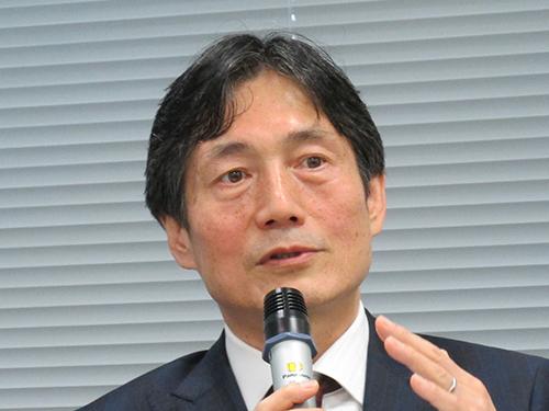 中間決算の説明会でアナリストの質問に答えるアイケイの飯田裕会長兼CEO