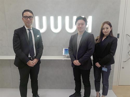 （写真左から）松山奨執行役員、ライブ・エンタテイメントユニットの附田良徳氏、コーポレートユニットの原田瑠里氏