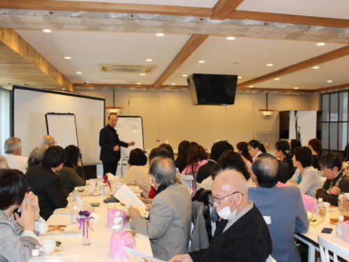 会員ら約７０人が参加したオープニング・イベントのようす