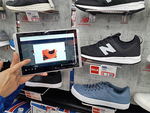 タブレットではその場にない商品やカラーを提示している