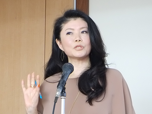 下期の計画について説明する石原智美代表取締役社長