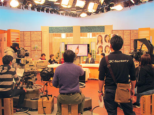 全国で放送されているインフォマーシャル番組を録画して調査している（写真は記事と関係ありません）