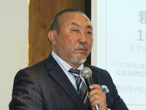 決算説明会で中期経営計画について説明する妹尾勲取締役社長執行役員