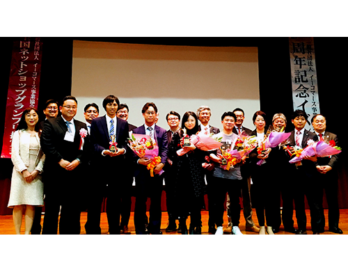 受賞者と審査員で記念撮影