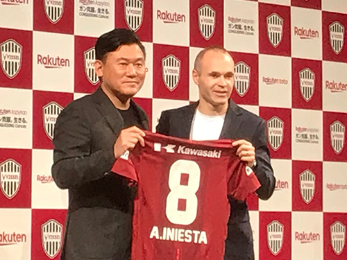 楽天の三木谷社長（写真左）とイニエスタ選手