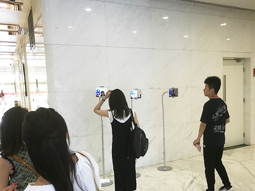 （１）社員は入館時に顔認証