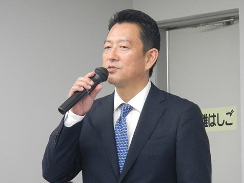 決算説明会で参加者の質問に答える宮崎一成取締役