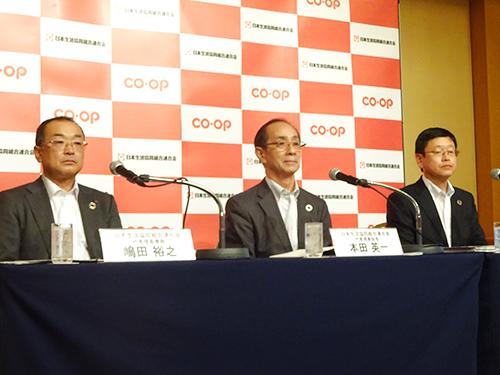 記者会見で、食品ＥＣや食品宅配との競争激化について見解を示す本田英一会長（写真中央）