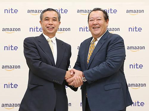協定の締結を発表するアマゾンジャパンのジェフ・ハヤシダ社長（右）とＮＩＴＥの辰巳敬理事長