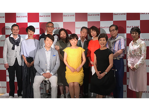 「ベストカップルアワード２０１８」の受賞者（後列）とプレゼンターを務めた林社長（前列右）、有村昆（同左）、丸岡いずみ（同中央）