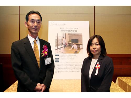 山村輝治社長（写真左）