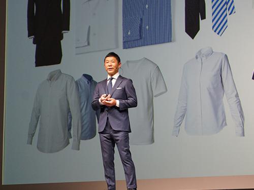 スーツの発表会であいさつする前澤友作社長