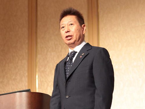 あいさつする堀口富義会長