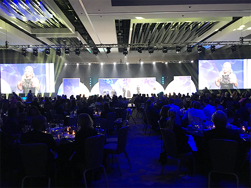 各国から1000人が参加した年次カンファレンスの様子